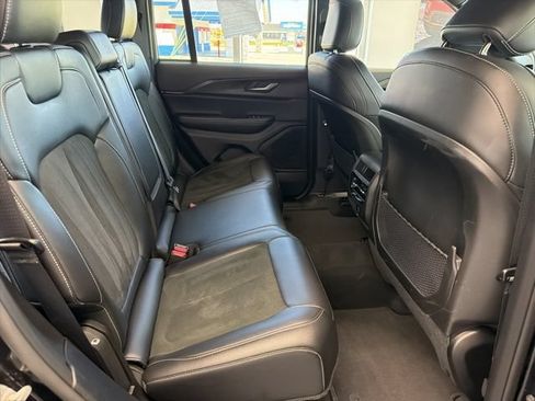 Used 2025 Jeep Grand Cherokee Altitude AWD/4WD image 7