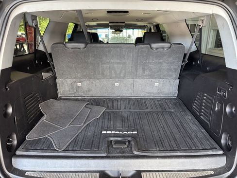 Used 2018 Cadillac Escalade ESV Premium Luxury image 16