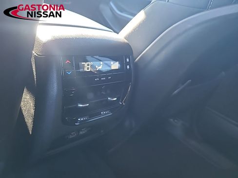 Used 2023 Jeep Grand Cherokee L Laredo image 29