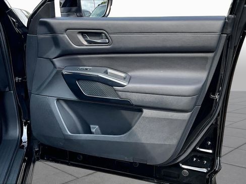 Certified 2024 Nissan Pathfinder SV FWD image 21