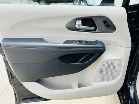 Used 2023 Chrysler Pacifica Touring-L FWD image 12