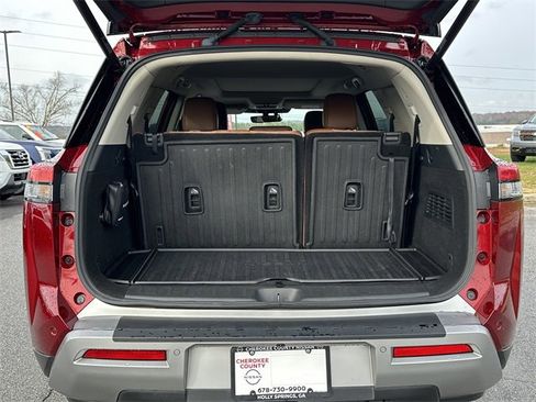 Certified 2024 Nissan Pathfinder Platinum w/ Black Appearance Package image 19