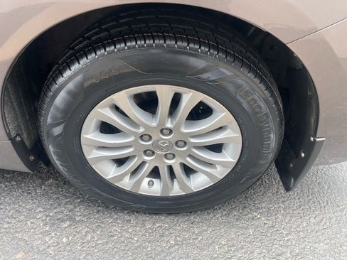 Used 2014 Toyota Sienna XLE image 17