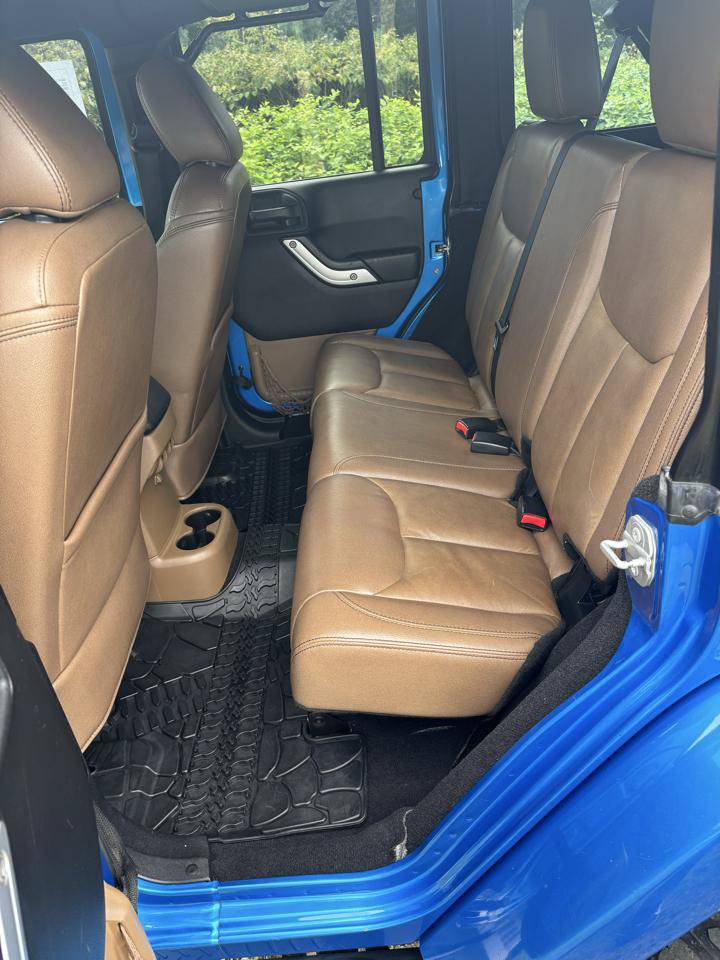 Used 2015 Jeep Wrangler Unlimited Sahara w/ Connectivity Group AWD/4WD image 21