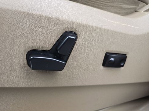 Used 2014 Chrysler Town & Country Limited w/ Luxury Group FWD image 16