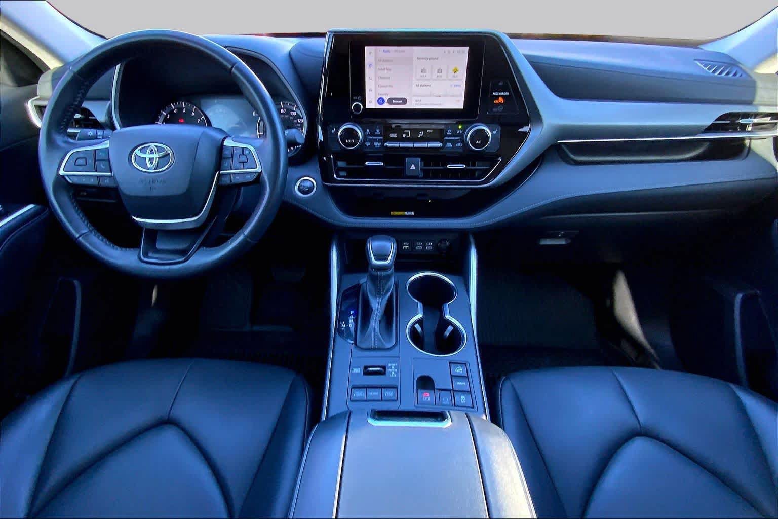 Used 2024 Toyota Highlander XLE AWD/4WD image 16