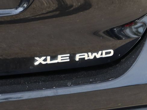Used 2021 Toyota Highlander XLE AWD/4WD image 49