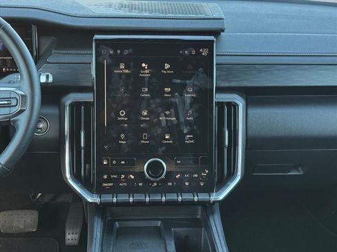 Used 2025 GMC Acadia Elevation image 13