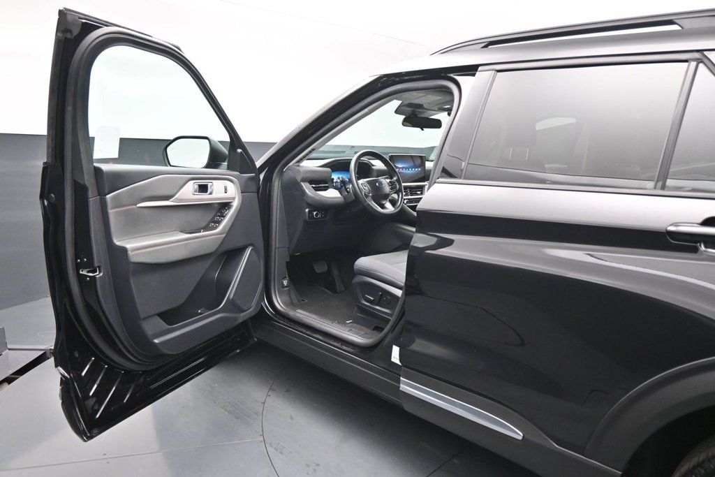 Certified 2025 Ford Explorer Active AWD/4WD image 9