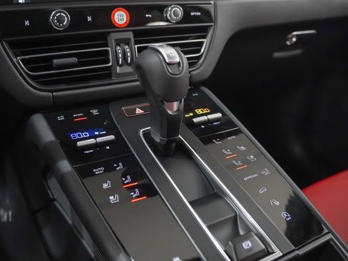 Certified 2026 Porsche Macan AWD/4WD image 19