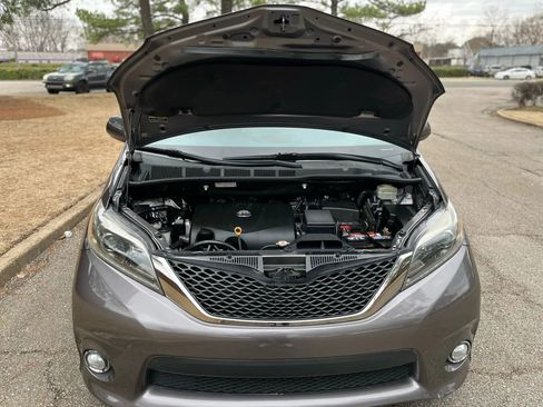 Used 2017 Toyota Sienna SE image 28