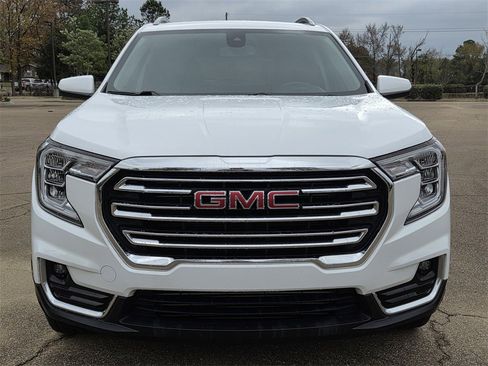 Used 2024 GMC Terrain SLT image 2