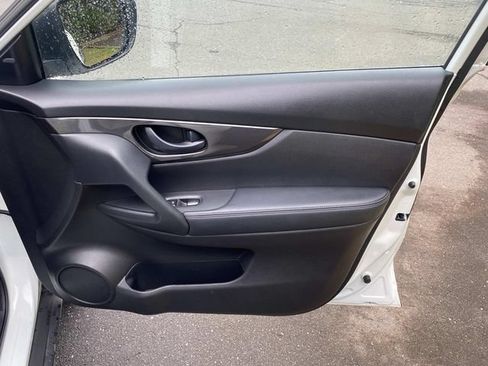 Used 2020 Nissan Rogue S FWD image 35