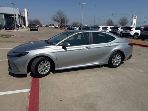 Used 2025 Toyota Camry LE image 7