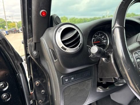 Used 2014 Jeep Wrangler Unlimited Rubicon w/ Connectivity Group AWD/4WD image 22