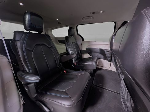 Used 2021 Chrysler Pacifica Touring-L FWD image 22
