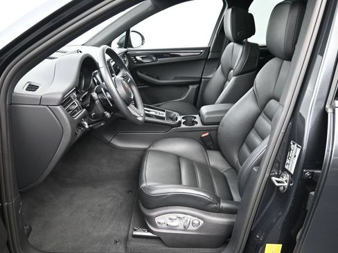 Certified 2026 Porsche Macan AWD/4WD image 10