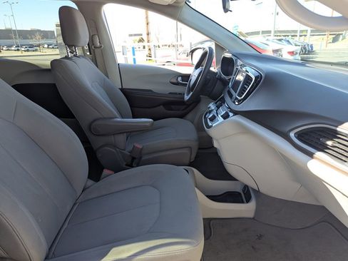 Used 2020 Chrysler Voyager LX image 34
