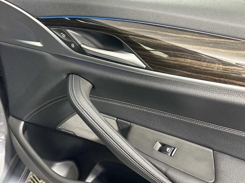 Used 2023 BMW 530e xDrive w/ Premium Package image 37