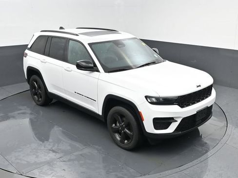 Used 2023 Jeep Grand Cherokee Altitude AWD/4WD image 21