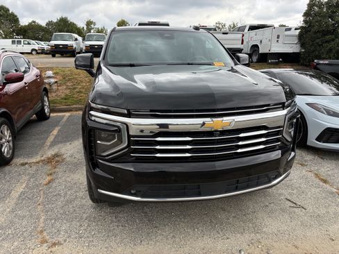 Used 2025 Chevrolet Suburban LT w/ Comfort Package RWD image 2