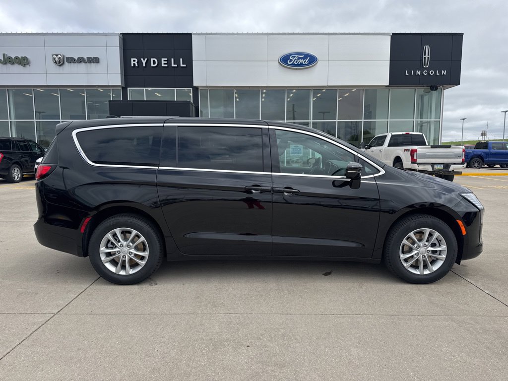 New 2027 Chrysler Pacifica Select w/ Family Tech Group AWD/4WD image 2