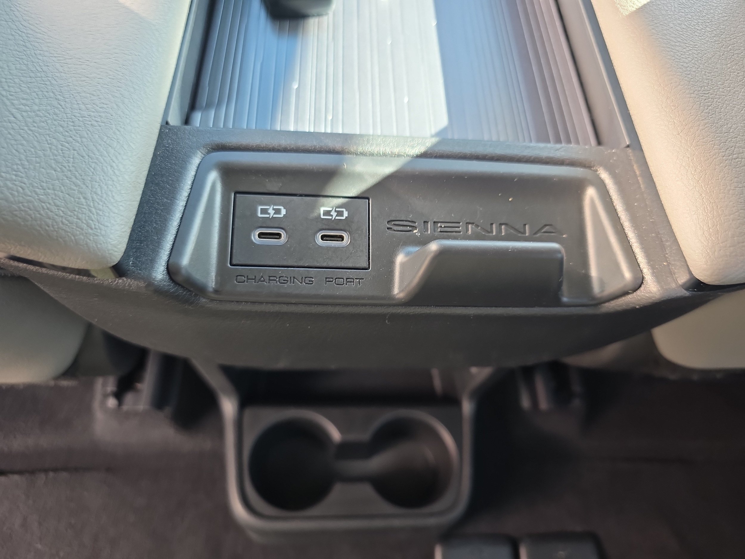 Used 2025 Toyota Sienna XLE FWD image 14
