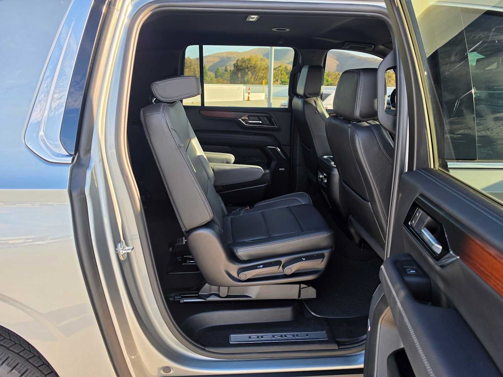 Used 2025 GMC Yukon XL Denali AWD/4WD image 12