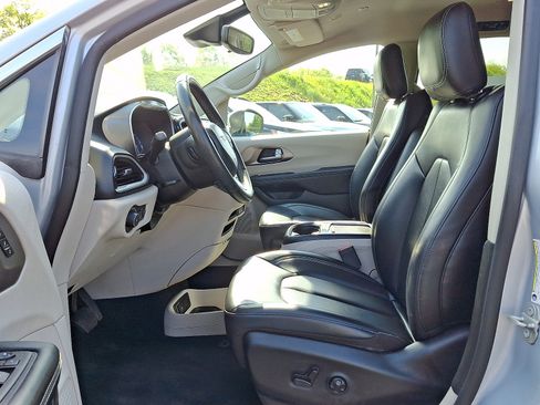 Used 2023 Chrysler Pacifica Touring-L FWD image 13