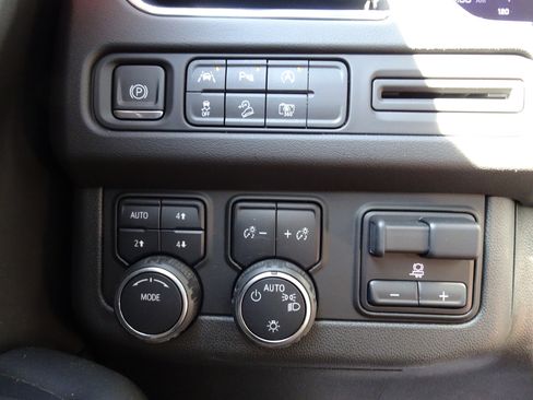 Used 2023 Chevrolet Tahoe Z71 w/ Luxury Package AWD/4WD image 25