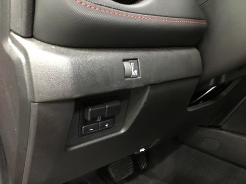 Used 2024 Chevrolet Colorado Z71 w/ Z71 Convenience Package 2 AWD/4WD image 9
