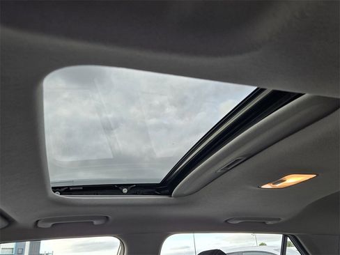 Certified 2025 Hyundai Venue SEL image 18