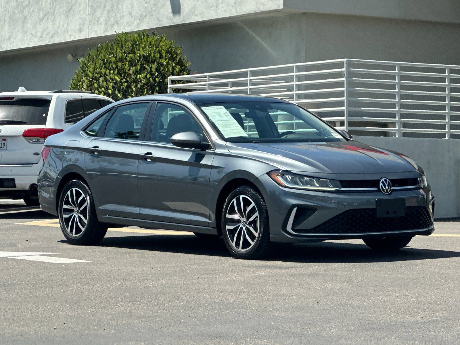 Used 2025 Volkswagen Jetta SE FWD image 8