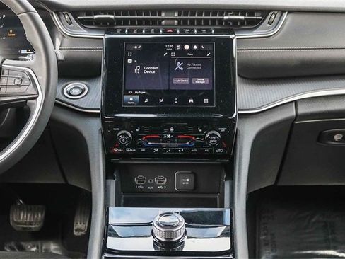 Used 2023 Jeep Grand Cherokee L Laredo image 15