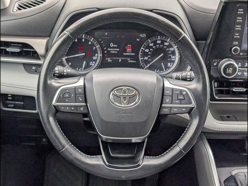 Used 2021 Toyota Highlander XLE AWD/4WD image 14