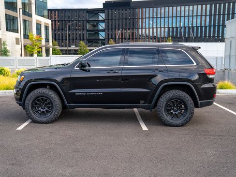 Used 2020 Jeep Grand Cherokee Laredo AWD/4WD image 2