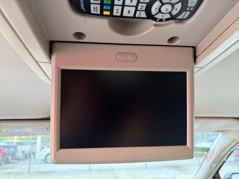Used 2016 Chrysler Town & Country Touring FWD image 28