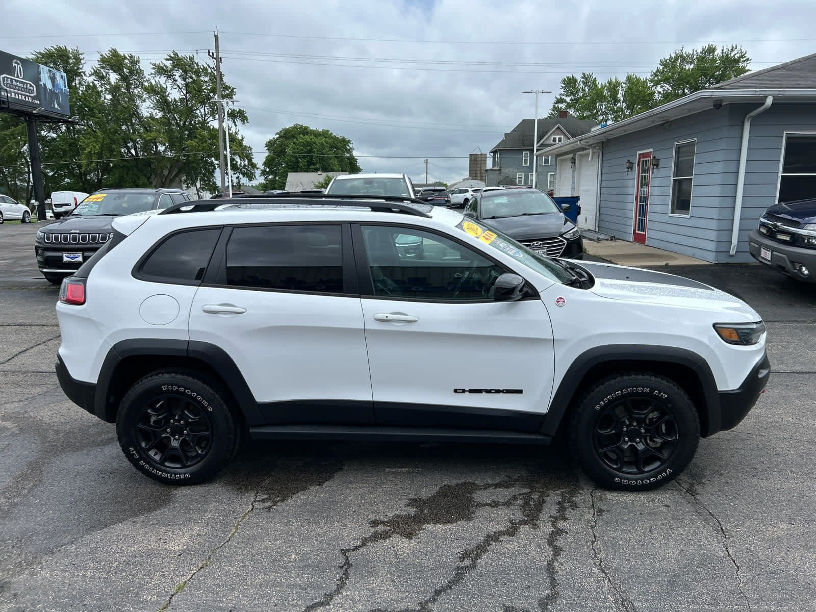 Used 2023 Jeep Cherokee Trailhawk w/ Sun & Sound Group AWD/4WD image 4
