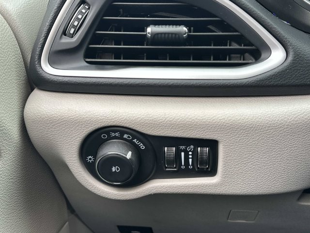 Used 2024 Chrysler Pacifica Touring-L FWD image 16