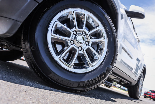 Used 2020 Jeep Grand Cherokee Laredo AWD/4WD image 18