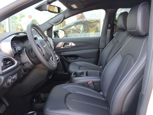 New 2026 Chrysler Pacifica Select image 11