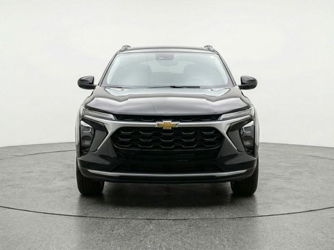 Used 2025 Chevrolet Trax LT image 2