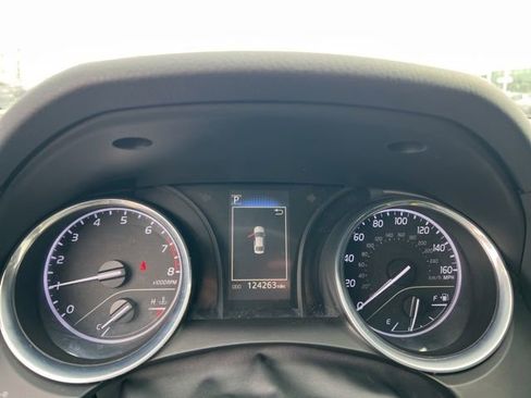 Used 2020 Toyota Camry SE image 11