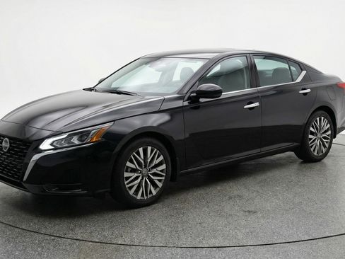 Used 2025 Nissan Altima 2.5 SV image 3