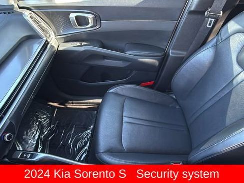 Used 2024 Kia Sorento S image 12