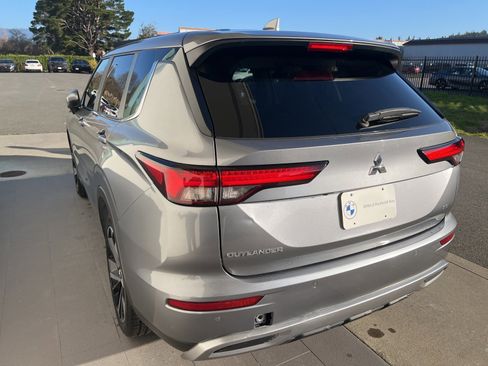 Used 2024 Mitsubishi Outlander SE image 5