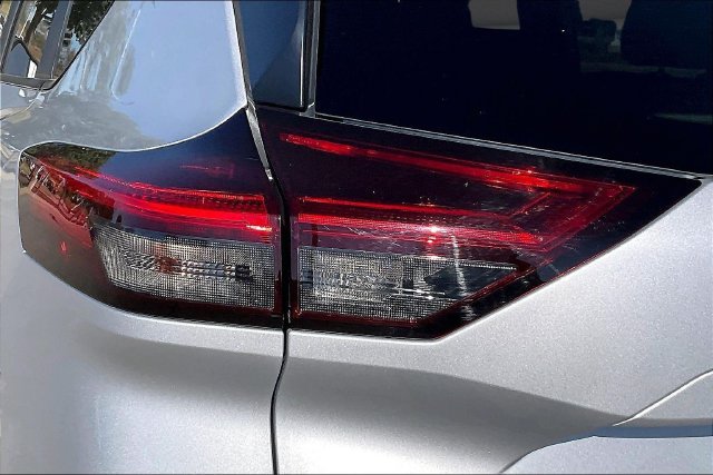 Used 2023 Nissan Rogue SV FWD image 28