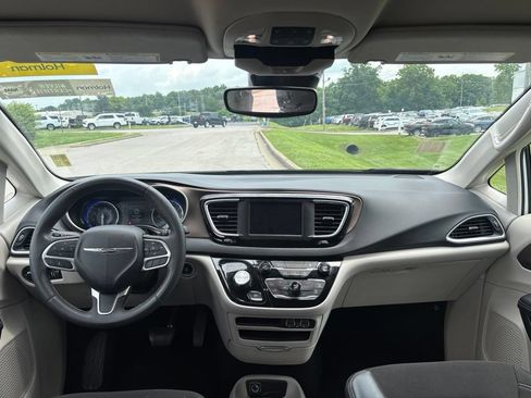 Used 2023 Chrysler Voyager LX FWD image 5