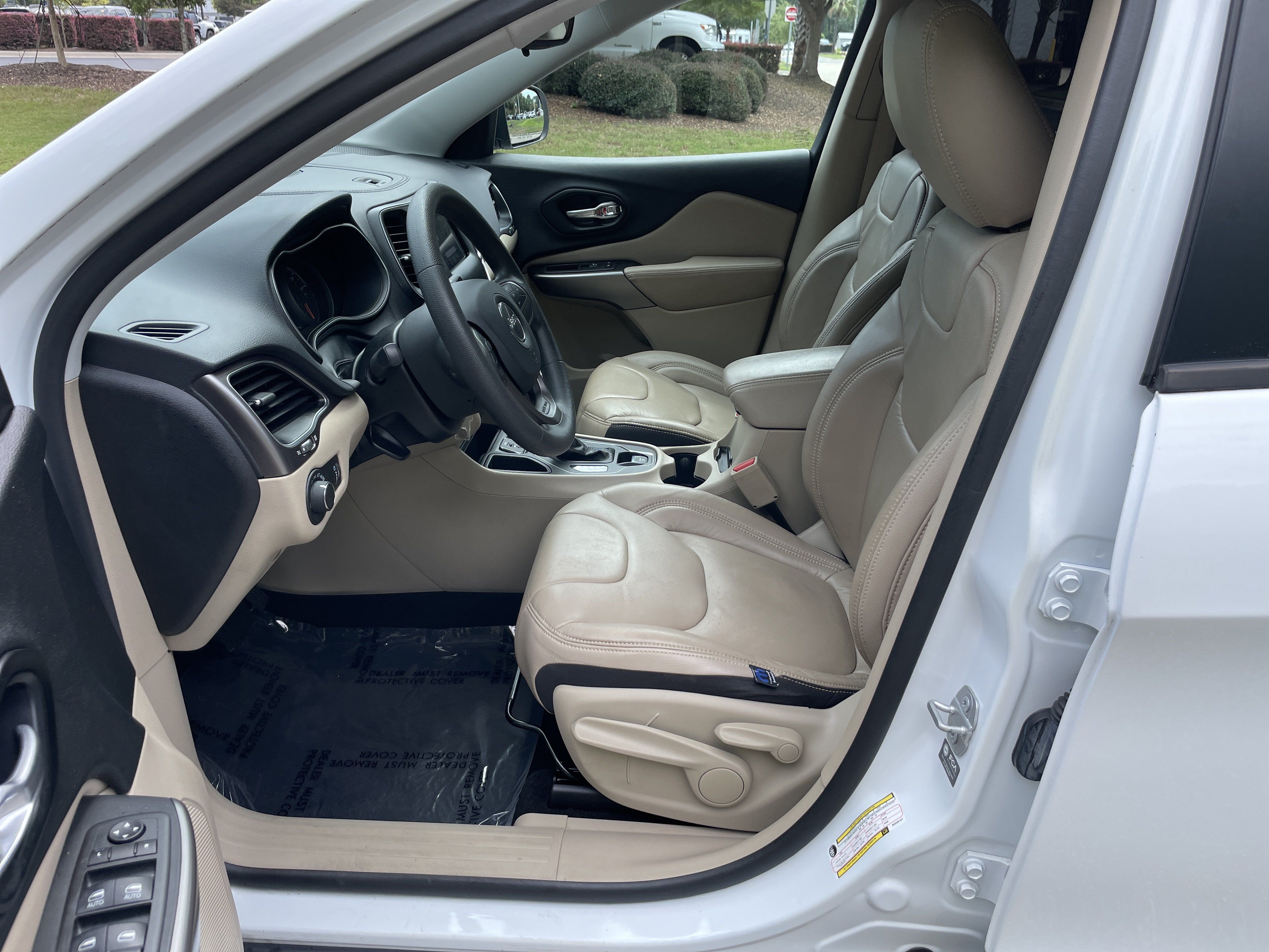 Used 2021 Jeep Cherokee Latitude FWD image 15