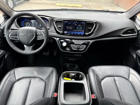 Used 2025 Chrysler Pacifica Select image 6
